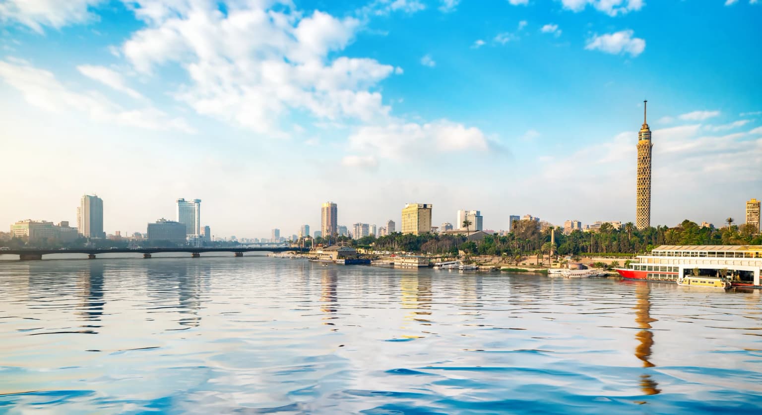 النيل بجوار جزيرة الزمالك، مع برج القاهرة والمساحات الخضراء على الضفة