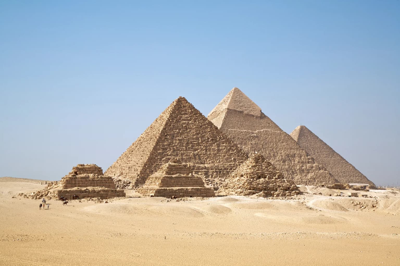 منظر بانورامي لأهرامات الجيزة الثلاثة الرئيسية وأهرامات الملكات الأصغر